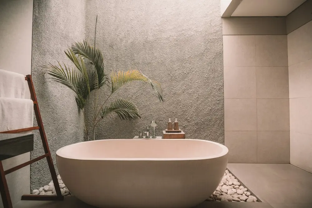 Sakin ve aydınlık spa banyosu